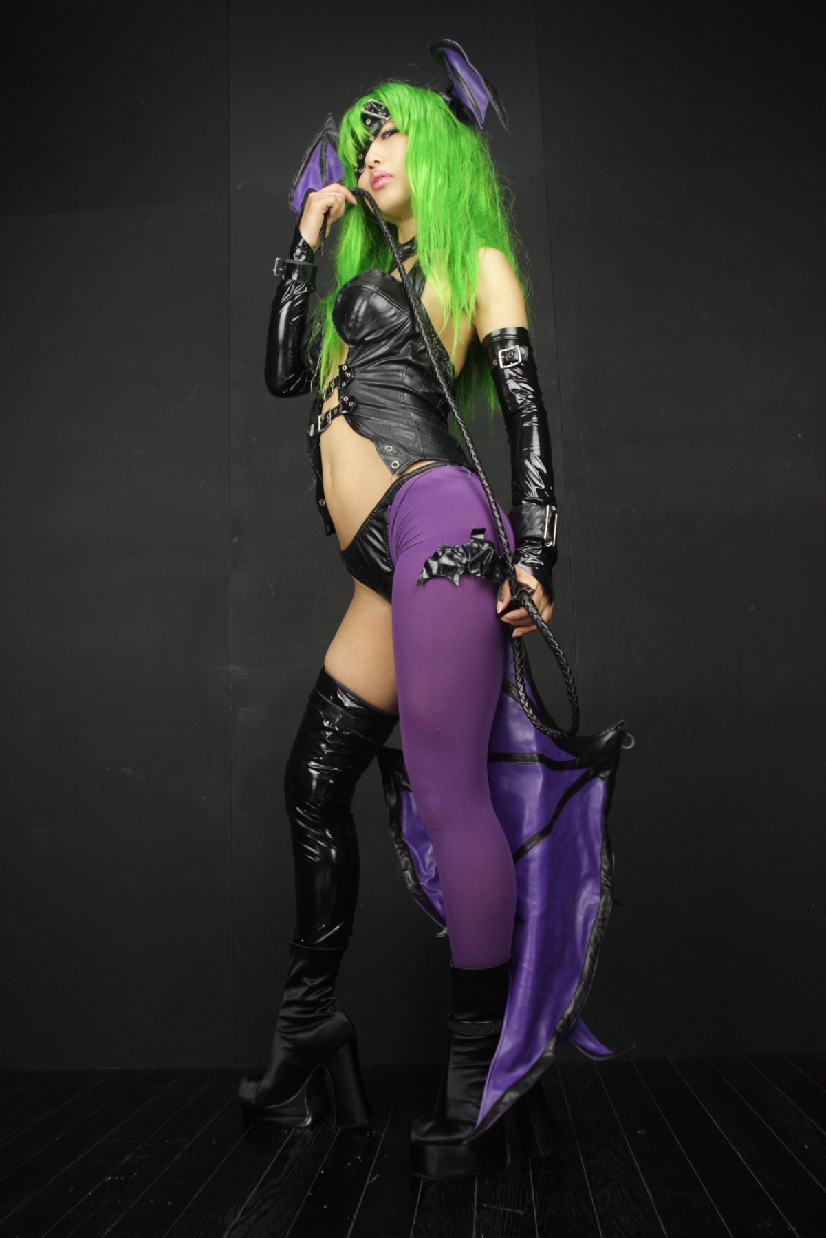 [Cosplay]  Darkstalkers  Morrigan with great body in latex